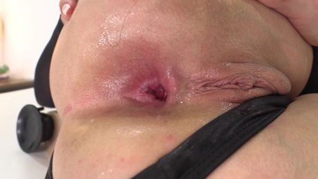 哥倫比亞黑髮美女 Dana Curly 在肛交前被舔了她完美的屁股