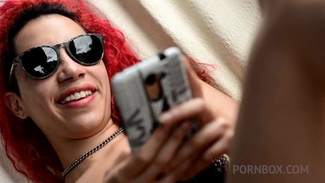 紅髮哥倫比亞少女琳達·里斯被繼父綁起來幹