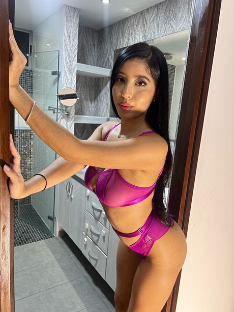 才華橫溢的漢娜·海耶克 (Hannah Hayek) 展示了她完美的臀部，並在獨奏中張開了雙腿