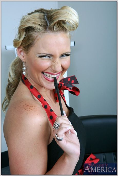 金髮美國妻子 Phoenix Marie 在辦公室被幹大胸脯和屁股