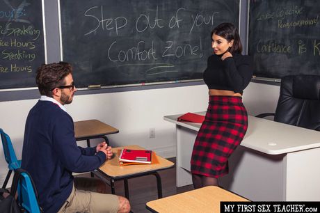 ブルネットの教師アイビー・ルベルは彼女の大きなお尻を舐められ、彼女の猫を犯される