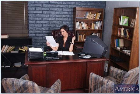 巨乳のアメリカ人教師ディラン・ライダーは生徒にマンコを舐められ犯される