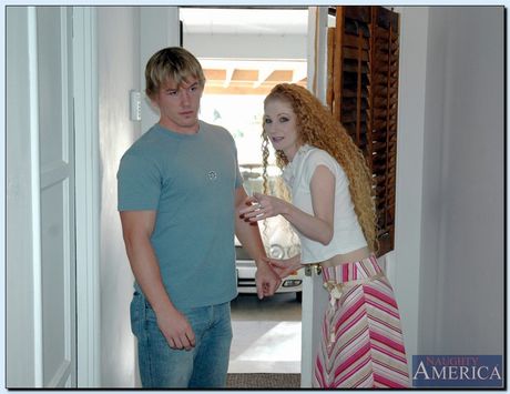 Rødhåret puma Annie Body forfører og knepper sin søns bedste ven