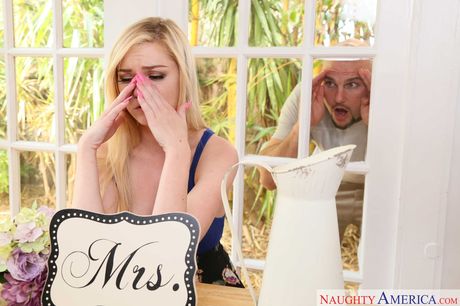 Blond amerikansk babe Chloe Foster frister sin svoger i et køkken