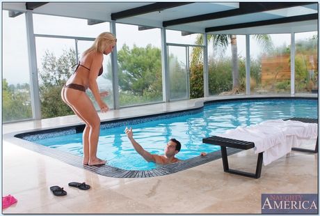 Blond amerikansk MILF Rachel Starr frister sin instruktør til et hardcore fuck