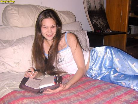 スレンダーなアマチュアシェリーは、小さなおっぱいと毛のない猫をソロで披露します