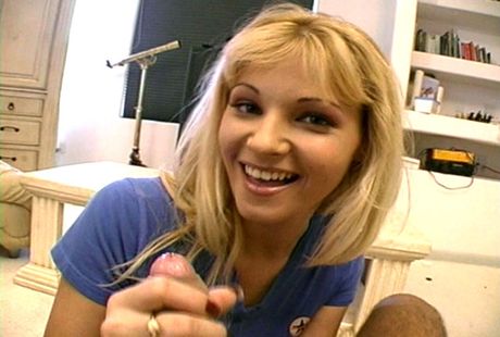 金髮媽媽卡洛琳在一次火辣口交後，臉上沾滿了精液