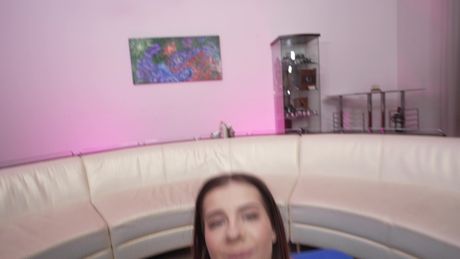 瘦削的俄羅斯封面女郎 Baby Doll 的屁眼被一根大雞巴撐開