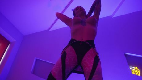 Blond russisk babe Eva Gold bliver gruppebanged i en vild trekant