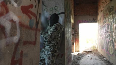 Lutter russisk sød Viola Weber bliver gruppeknust af sorte og hvide fyre