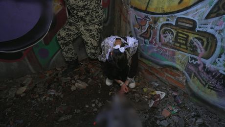 Lutter russisk sød Viola Weber bliver gruppeknust af sorte og hvide fyre