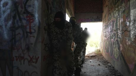 Lutter russisk sød Viola Weber bliver gruppeknust af sorte og hvide fyre