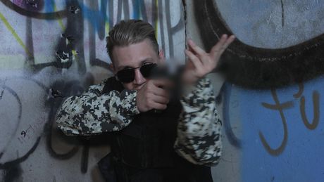 Lutter russisk sød Viola Weber bliver gruppeknust af sorte og hvide fyre