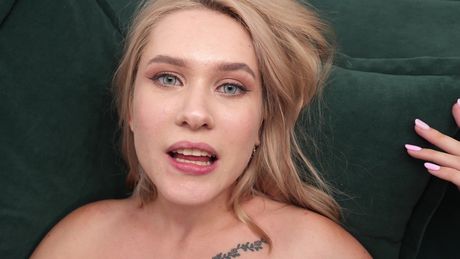 Britisk blondine Una Fairy får sin tykke røv slikket og sin fisse dicked