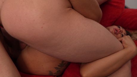 レラ・マーは犯されるのが大好きな美しいティーンです