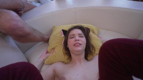 Lille russisk teenager Kitty Doll88 bliver gruppeknust af fem fyre på et lager