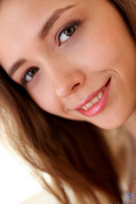 Lille ukrainske Mila Azul viser sine store bryster og sin glatbarberede fisse