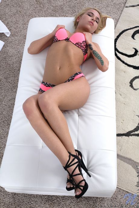  Fremragende amerikansk blondine unge Alina West i sexet undertøj afslører små bryster og onanerer