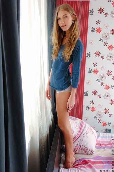 Lyshåret russisk teenager Anjelica tager sit tøj af og afslører sin nøgne figur på sofaen