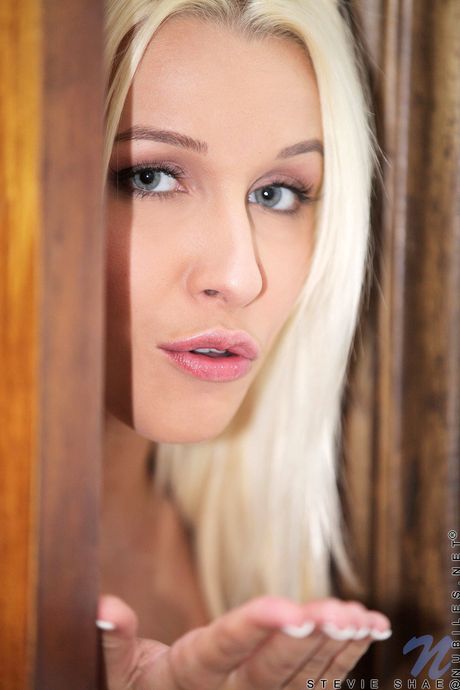 Lyshårede teenager Stevie Shae tager sin bikini af, inden hun onanerer på en strand