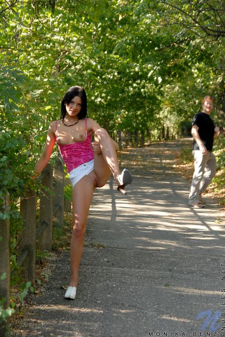 性感的烏克蘭黑髮美女莫妮卡·本茨在樹林裡展示她美麗的身材