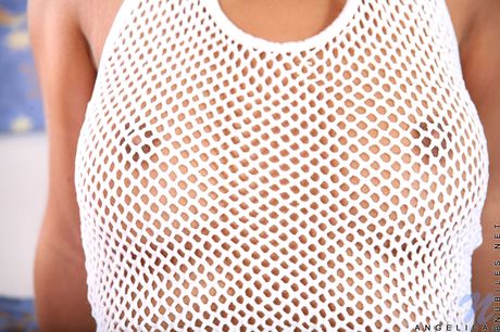 羅馬尼亞美女 Black Angelica 秀出她火辣的屁股和剃光的陰部