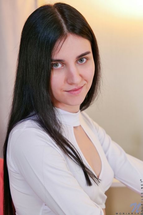 華麗的俄羅斯美女莫里亞蒂炫耀她火辣的屁股和甜美的剃光陰部