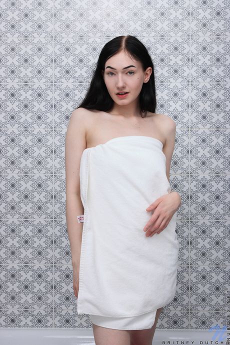 漂亮的荷蘭封面女郎布蘭妮·達奇在淋浴時脫光衣服自慰