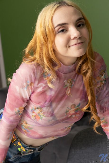 金髪ロシアの可愛いリナ・サンが小さなおっぱいとパイパンまんこを披露