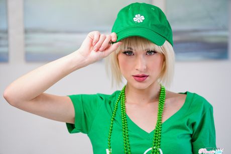 金髮女孩 Jessie Saint 在 POV 性愛後被內射