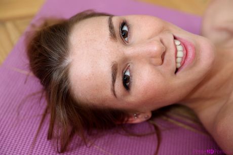 運動金髮女郎亞歷克西斯·克里斯托被強暴剃光陰戶