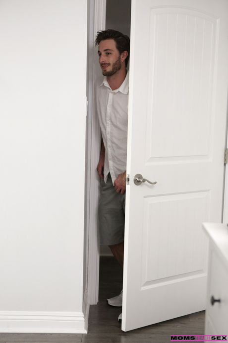 Blonde MILF Jennifer White og hendes steddatter Piper Perri har en trekant