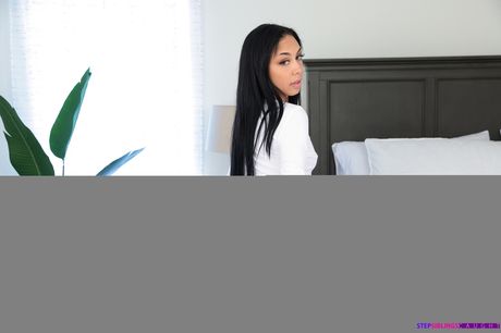 Asiatisk babe Bianca Bangs forfører sin stedbror i sorte strømper