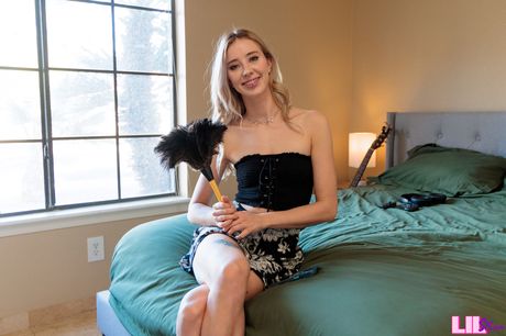 性感的美國美女 Haley Reed 穿著短裙誘惑她的繼兄