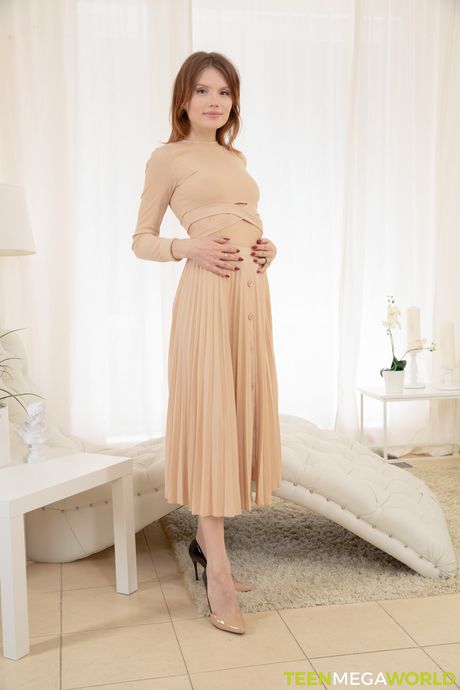 ロシアの可愛い女の子ミルカ・ウェイがバスルームで二人の男とセックスする