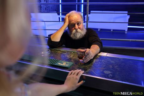 Blonde tjekkiske babe Rebeka Black får en pik oven på sig under sex på en bar