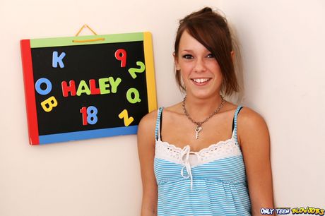 漂亮的美國女孩 Haley Sweet 被舔陰部並被射精