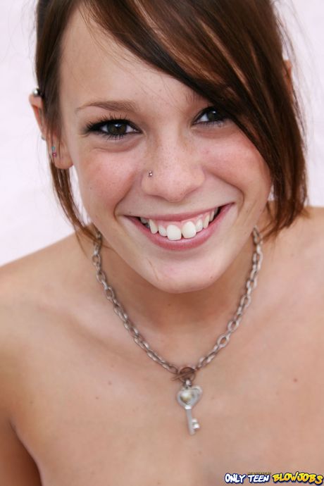 漂亮的美國女孩 Haley Sweet 被舔陰部並被射精