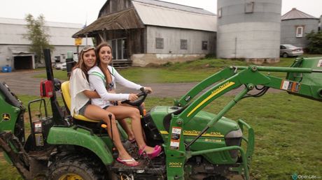 Dejlige skønheder Shana Lane og Roxy Lane har en trekant i en lade