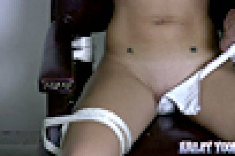 Hun giver sig selv en god tid og arbejder sig til et klimaks