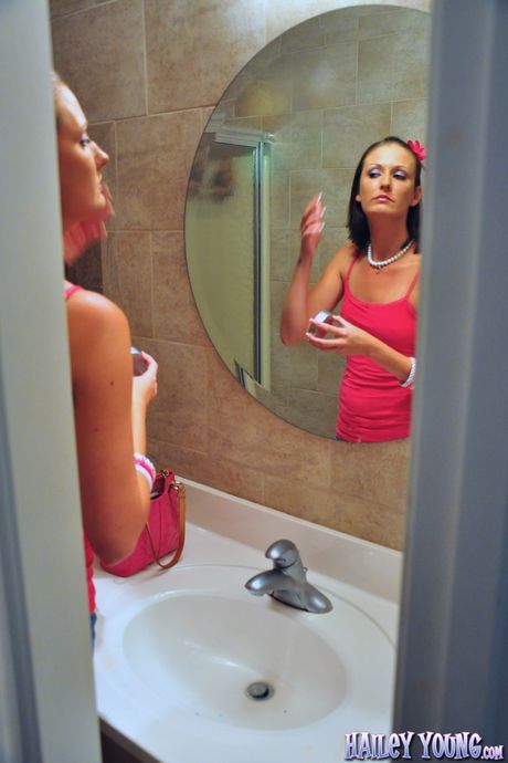 Brunette, amerikansk covergirl Hailey Young dildoer sin barberede fisse på et badeværelse