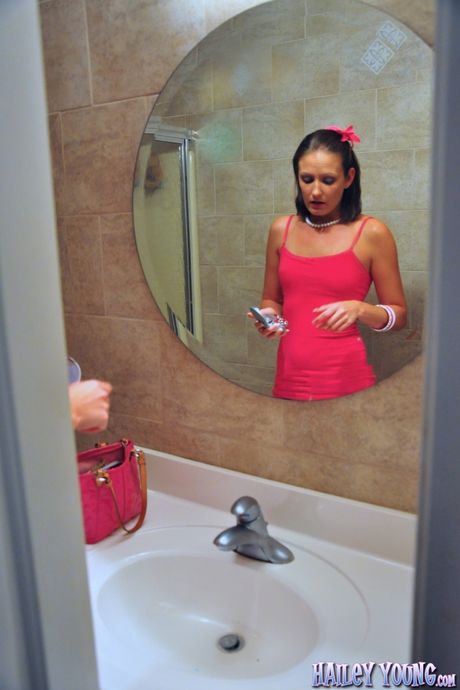Brunette, amerikansk covergirl Hailey Young dildoer sin barberede fisse på et badeværelse