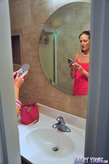 Brunette, amerikansk covergirl Hailey Young dildoer sin barberede fisse på et badeværelse