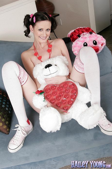 淫蕩的美國少女 Hailey Young 的緊緻小穴被一根黑色大雞巴塞滿