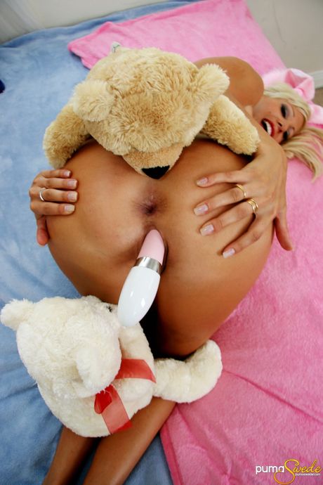 Blond svensk MILF Puma Swede leger sin fisse efter at være blevet nøgen i en seng