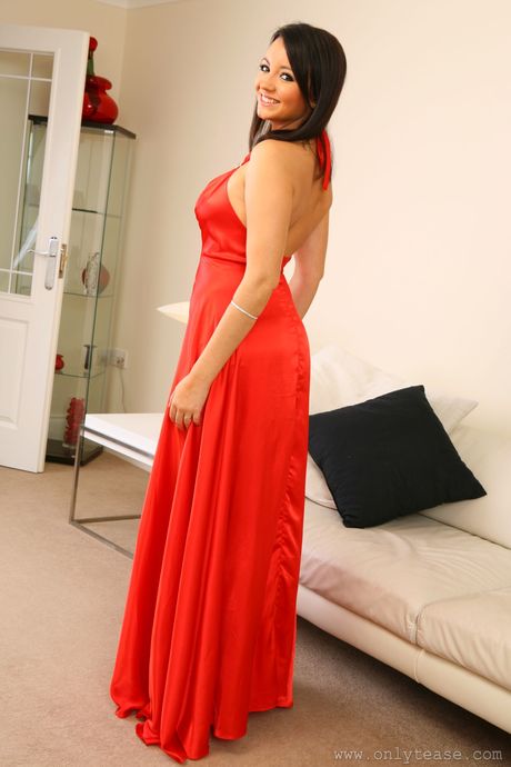 Den engleagtige brunette Rachel Boden viser sine fantastiske læber og sin glatbarberede fisse frem