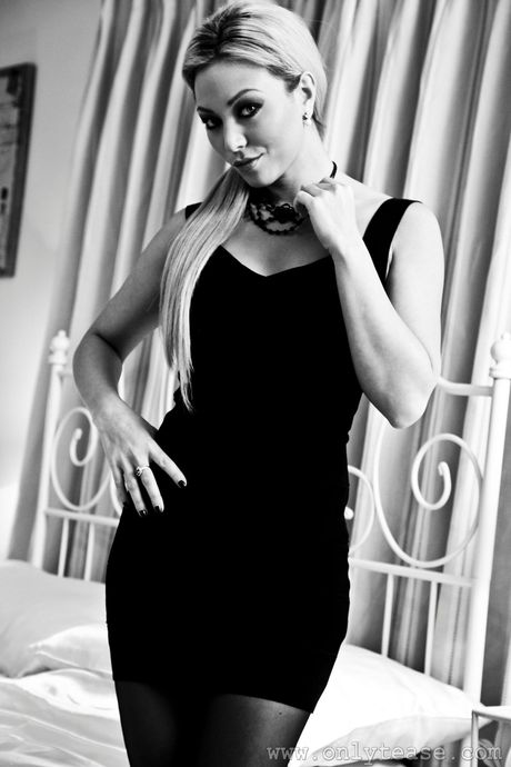 Dejlig asiatisk babe Natalia Forrest stripper til sine strømpebukser og viser sine huller frem