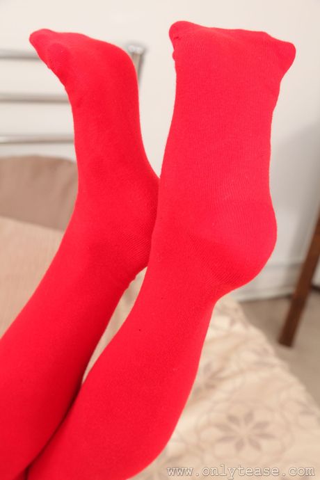 大胸英國女孩 Rae 在單人行動中赤身裸體，穿著紅色絲襪