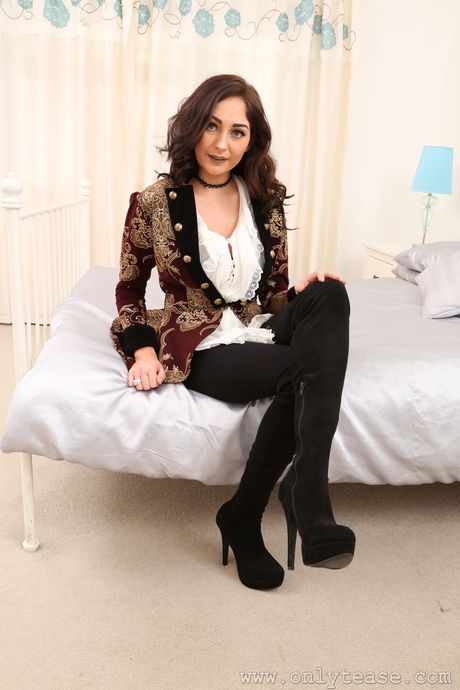 Den fantastiske britiske brunette Lauren stripper ned i sine høje hæle og viser sine fantastiske juggerne