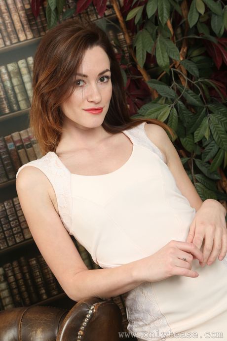 Striking czech babe Tess Lyndon gets naked in a pair of white pantyhose